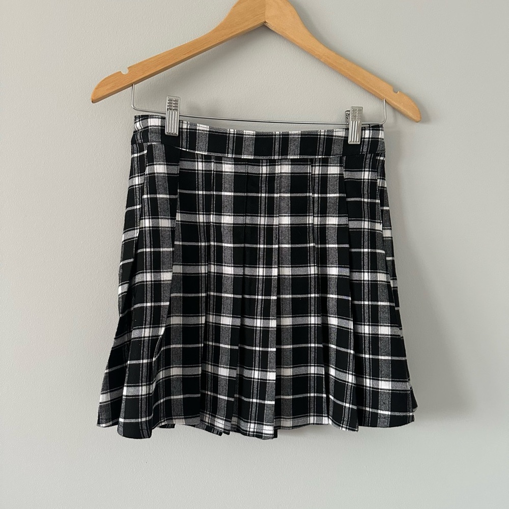 Hollister black & white plaid pleated skirt size small